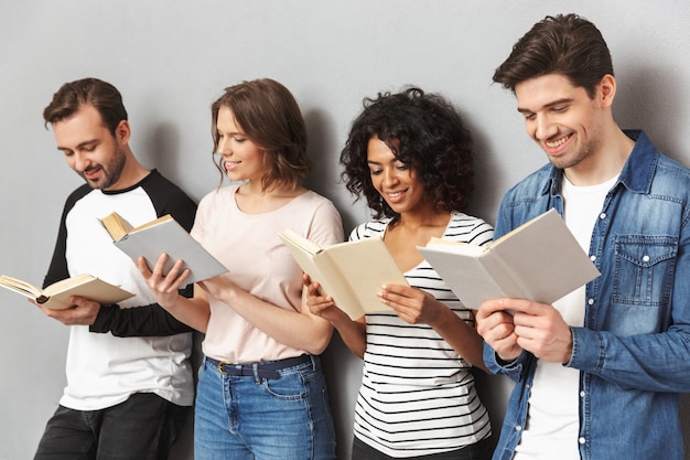 Groupe de jeunes amis multiethniques heureux, lecture de livres