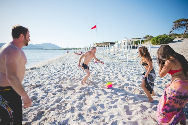 groupe de jeunes amis multiethniques plage été