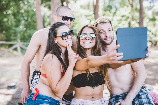 groupe de jeunes amis multiethniques plage été