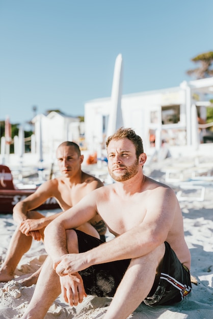 groupe de jeunes amis multiethniques plage été