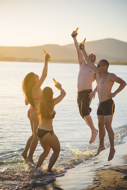 groupe de jeunes amis multiethniques plage été