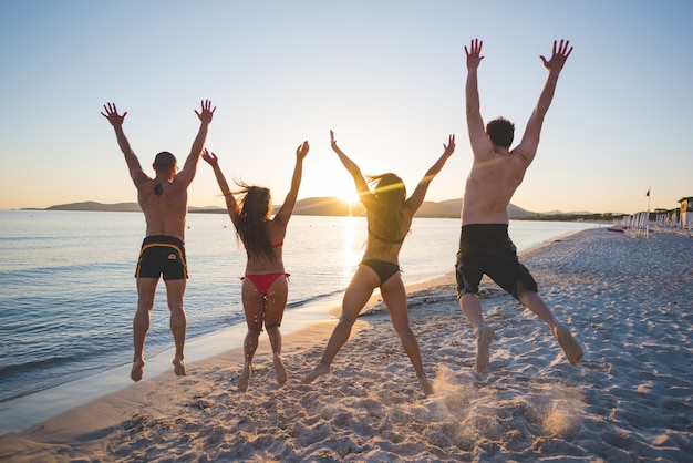 groupe de jeunes amis multiethniques plage été