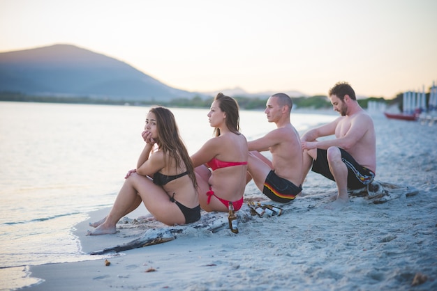 groupe de jeunes amis multiethniques plage été