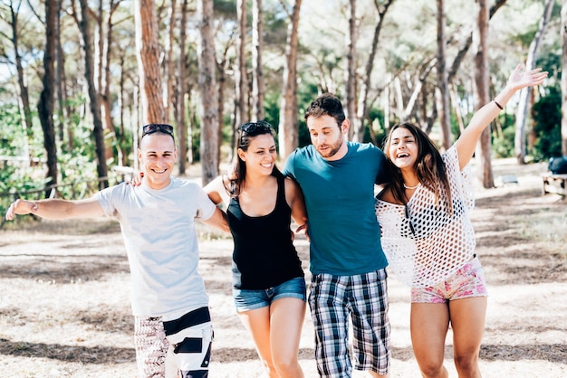 groupe de jeunes amis multiethniques plage été