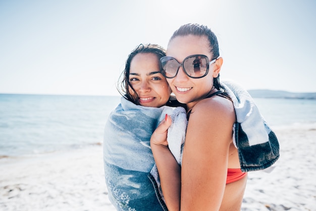 groupe de jeunes amis multiethniques plage été