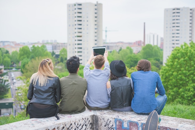 Groupe de jeunes amis multiethniques s&#39;amuser