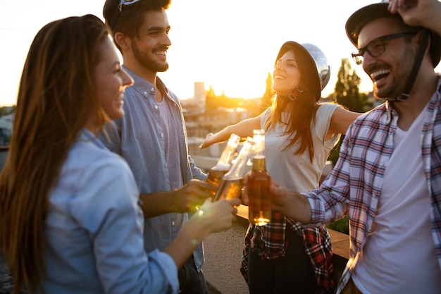 Groupe de jeunes amis profitant d'une fête d'été en plein air