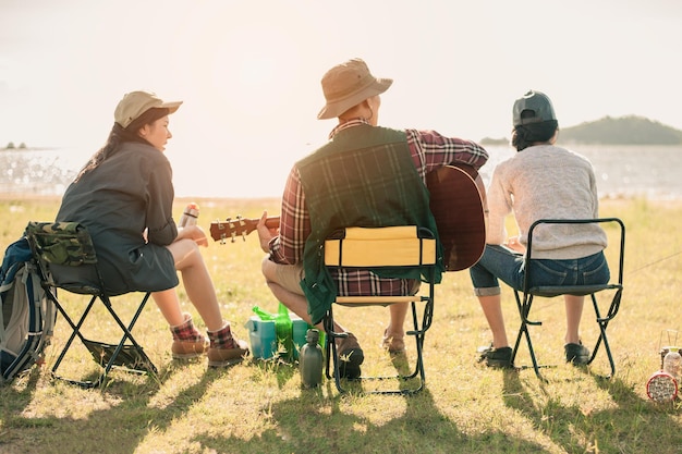 Un groupe de jeunes apprécie la musique de batterie et de guitare lors d'un voyage de camping.