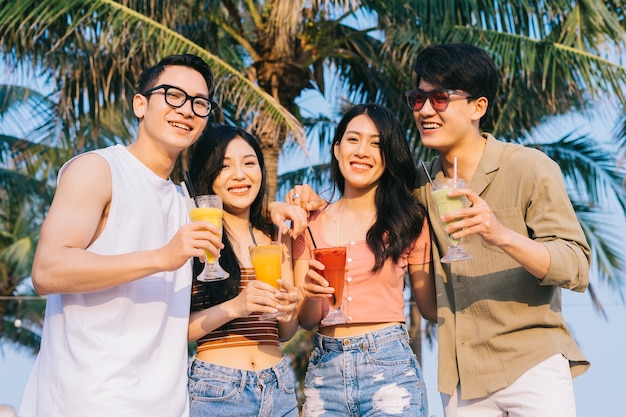 Un groupe de jeunes Asiatiques profite d'un voyage à la mer pendant les vacances d'été