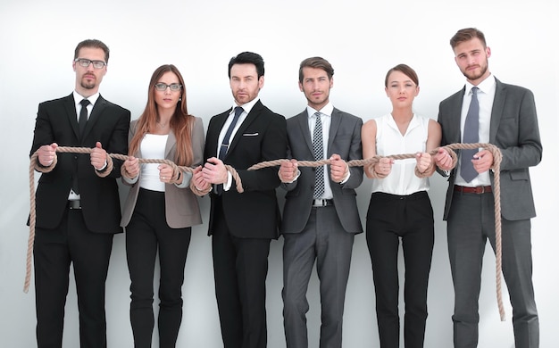 Groupe de jeunes attachés avec une photo de corde solide avec espace de copie