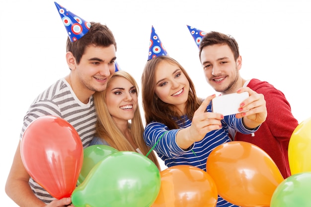 Groupe de jeunes ayant une fête d&#39;anniversaire