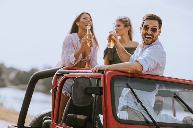 Groupe de jeunes bénéficiant d'un road trip