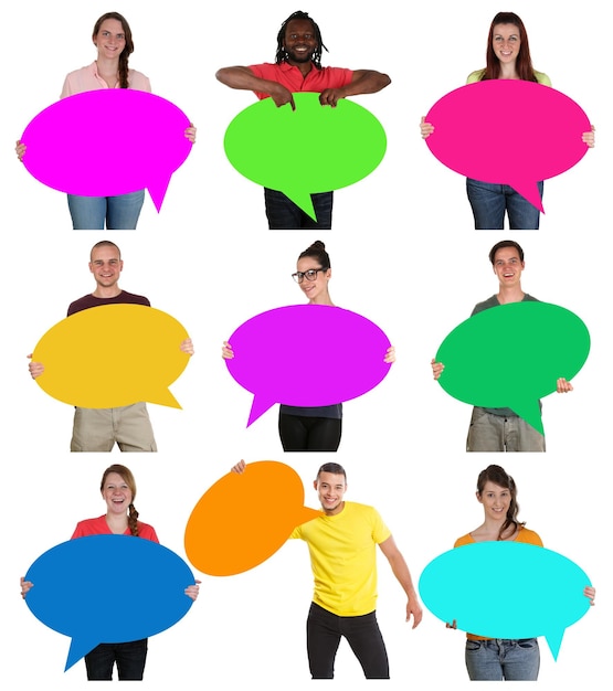 Groupe de jeunes avec des bulles de texte copyspace copie espace isolé sur blanc