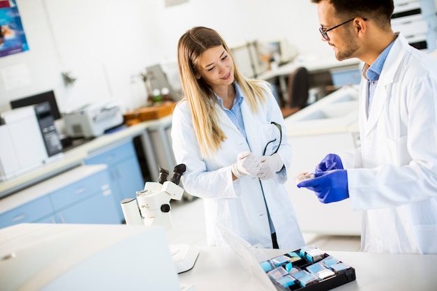 Groupe de jeunes chercheurs analysant des données chimiques en laboratoire