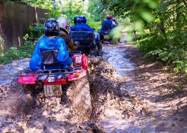 Groupe de jeunes chevauchant un VTT sur un chemin de terre