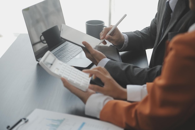 Groupe de jeunes collègues d'affaires créatifs de l'équipe d'affaires asiatiques au bureau Heureux d'être un travail d'équipe de partenariat réussi célébrant la réussite et le concept de réussite