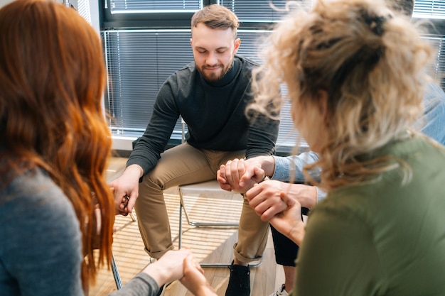 Groupe de jeunes collègues multiethniques divers