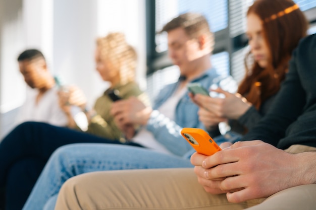 Groupe de jeunes collègues multiethniques divers