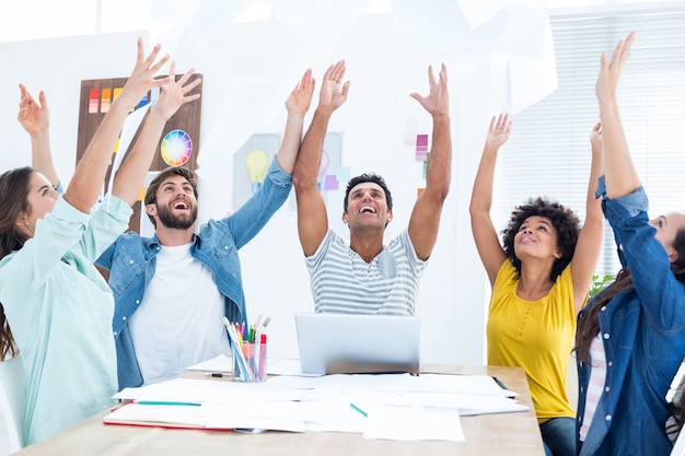 Groupe de jeunes collègues utilisant un ordinateur portable