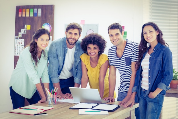 Groupe de jeunes collègues utilisant un ordinateur portable