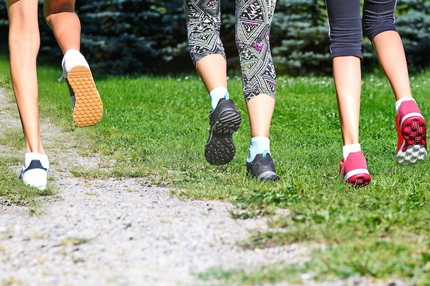 Groupe de jeunes courant dans le parc aux beaux jours