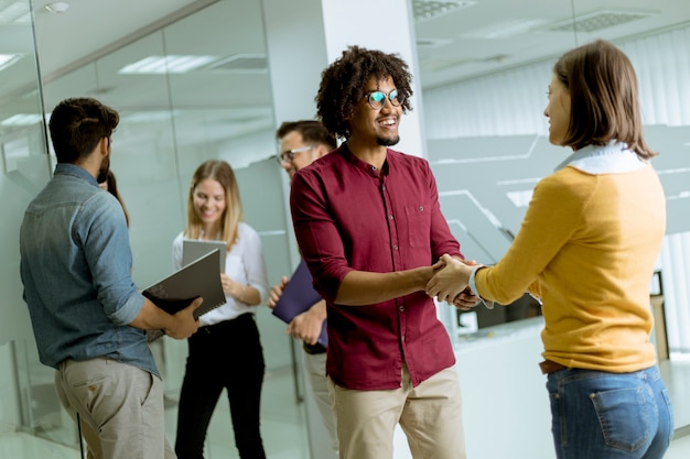 Un groupe de jeunes créatifs debout dans le bureau