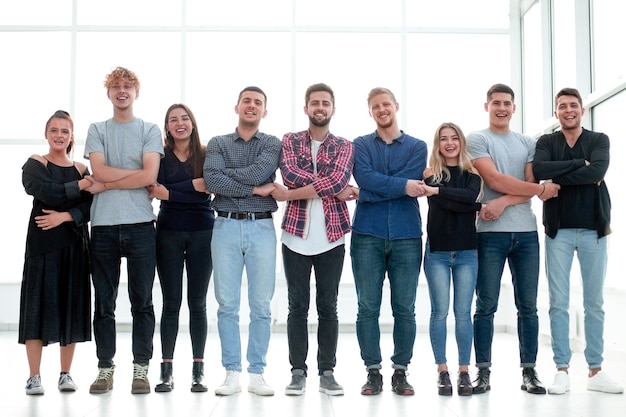 Groupe de jeunes créatifs debout dans une rangée