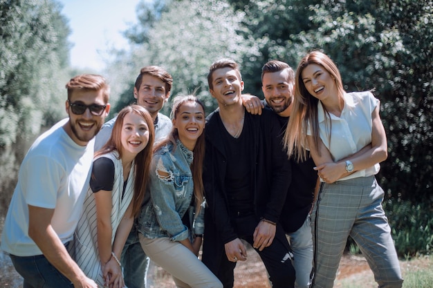 Groupe de jeunes créatifs sur le fond du parc. le concept d'amitié