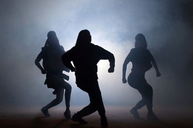 Groupe de jeunes danseuses dans la rue la nuit