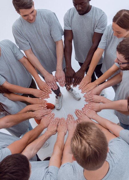 Groupe de jeunes debout avec les paumes ouvertes