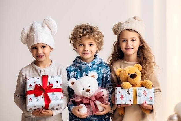 groupe de jeunes enfants tenant des cadeaux de Noël heureux souriant à la caméra