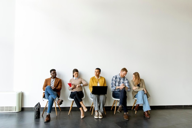 Groupe de jeunes ennuyés attendant l'entretien d'embauche