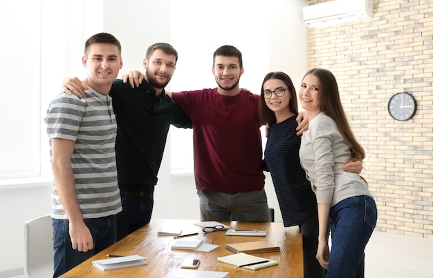 Groupe de jeunes ensemble, à l'intérieur.