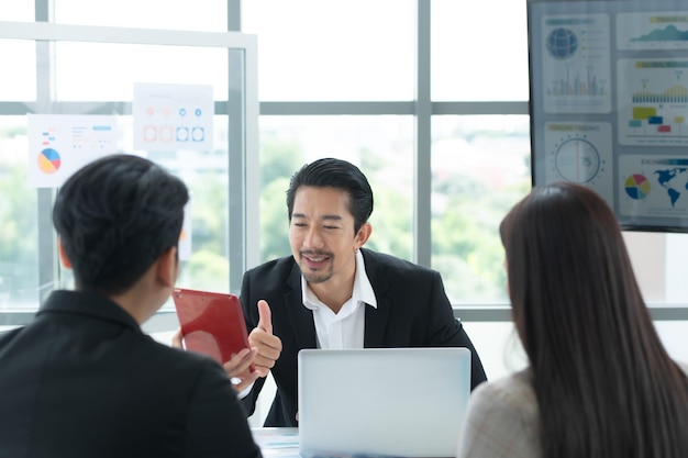 Un groupe de jeunes entrepreneurs asiatiques Top Management se réunit pour examiner les stocks