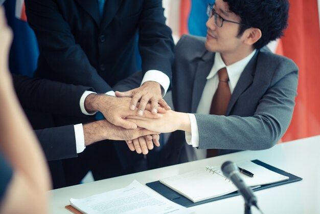 Un groupe de jeunes entrepreneurs discutent avec bonheur. Pour le travail créatif