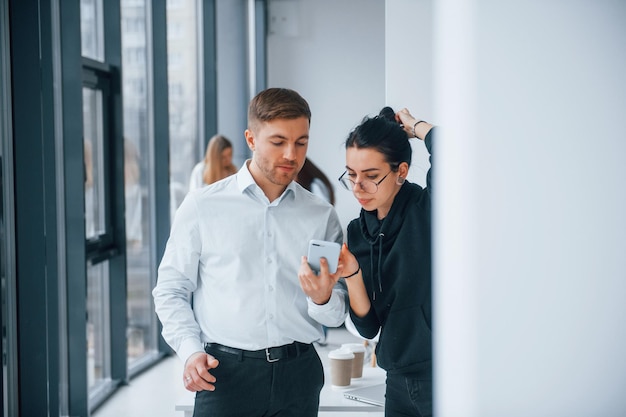 Groupe de jeunes équipes réussies qui travaillent et communiquent ensemble à l'intérieur au bureau