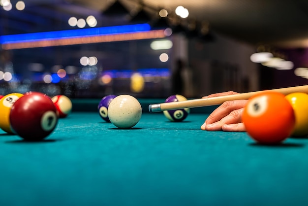 Un groupe de jeunes est venu jouer au billard et dans les jeunes mains il y avait une canne et des couches