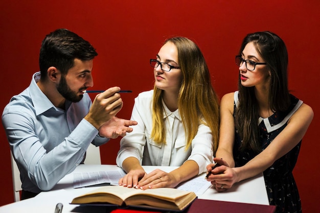 Un groupe de jeunes étudiants attrayants a un concept d'étudiant de travail d'équipe de discussion amicale