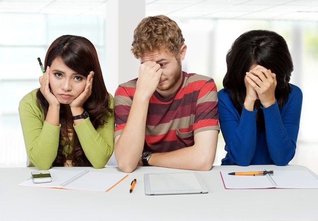 Groupe de jeunes étudiants tristes