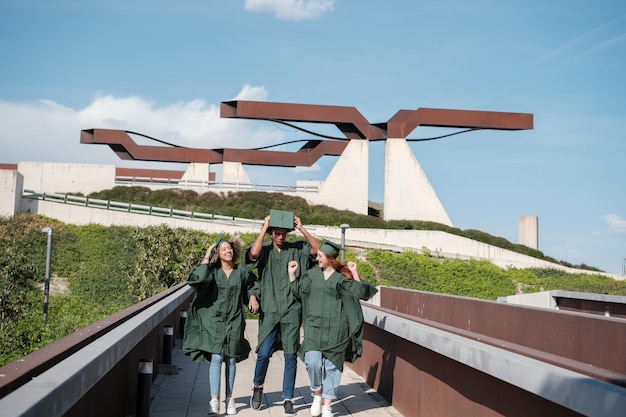 Groupe de jeunes étudiants universitaires heureux le jour de l'obtention de leur diplôme par le campus universitaire Concept études diplôme d'études