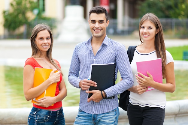 Groupe de jeunes étudiants