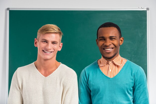 Groupe de jeunes, étudiants