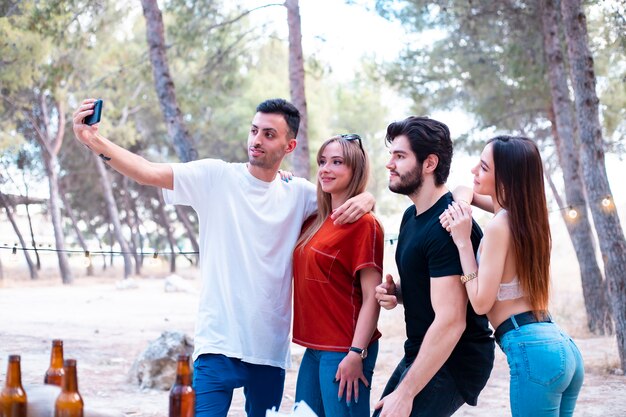 Groupe de jeunes faire selfie en plein air