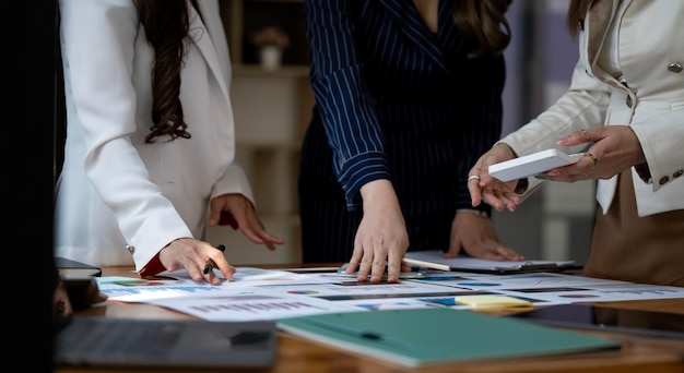 Groupe de jeunes femmes d'affaires travaillant ensemble Gens d'affaires créatifs dans un bureau moderne