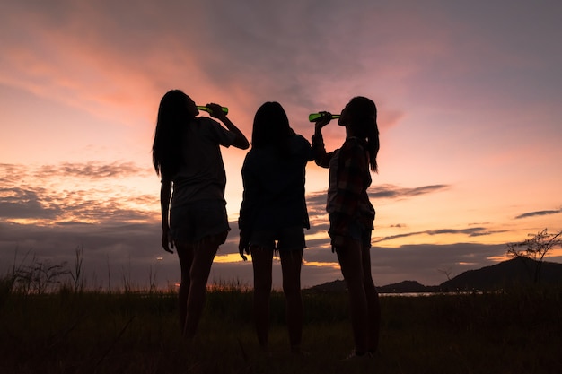 Groupe de jeunes femmes asiatiques acclamations, boire de l'alcool, s'amuser sur la célébration du week-end.