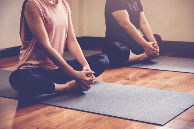 Groupe de jeunes femmes asiatiques en bonne santé pratiquant leçon de yoga avec instructeur en home studio