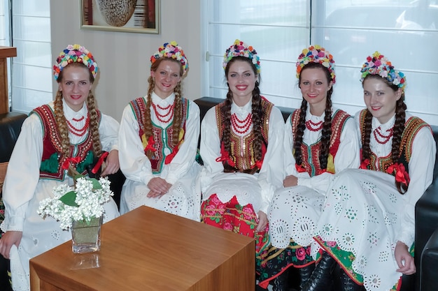 Groupe de jeunes femmes en costume national polonais