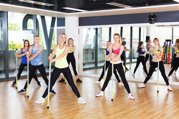 Groupe de jeunes femmes dans la classe de fitness