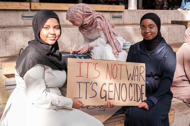 Groupe de jeunes femmes portant une bannière anti-guerre Concept arrêt de la guerre paix