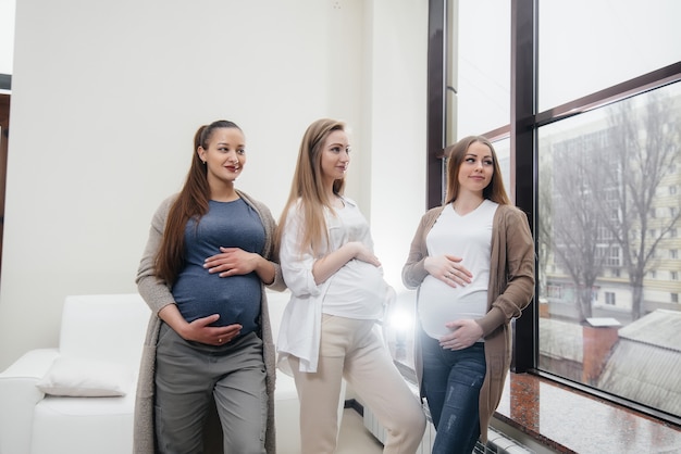 Un groupe de jeunes filles enceintes communiquent dans la classe prénatale. Soins et consultation des femmes enceintes